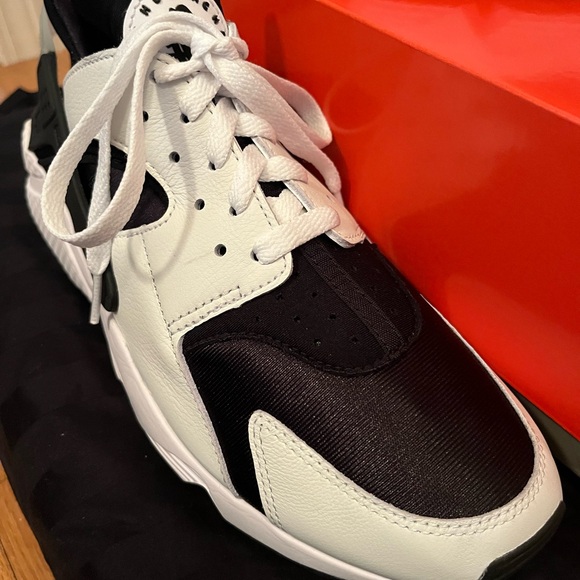 Men’s Nike Air Huarache running shoes. - Picture 3 of 9